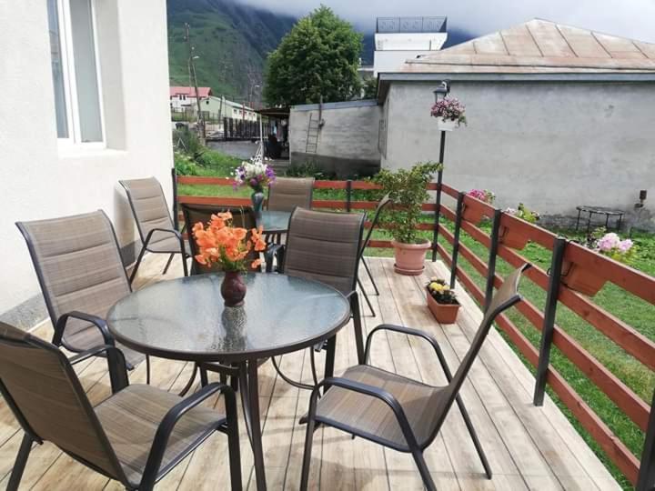 Guest House Elguja Qushashvili Kazbegi Exteriör bild